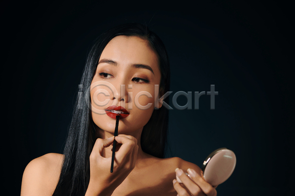동양인 성인 성인여자한명만 여자 한명 JPG 앞모습 포토 해외이미지 검은색 들기 립화장 뷰티 상반신 실내 화장
