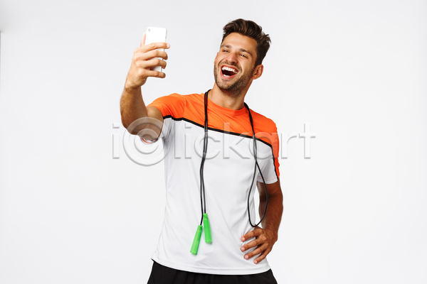 남자 성인 성인남자한명만 한명 JPG 앞모습 포토 해외이미지 들기 상반신 셀프카메라 스마트폰 실내 웃음 줄넘기 흰배경