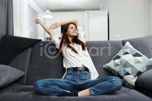 여유 휴식 성인 성인여자한명만 여자 한명 JPG 앞모습 포토 해외이미지 기지개 소파 실내 앉기 전신 집콕