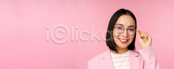 동양인 성인 성인여자한명만 여자 한명 JPG 포토 해외이미지 분홍색배경 비즈니스 비즈니스우먼 상반신 서기 안경 잡기