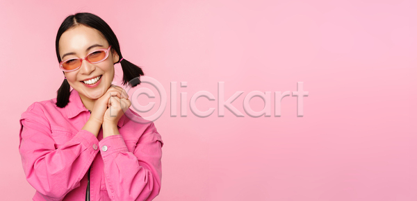 기쁨 동양인 성인 성인여자한명만 여자 한명 JPG 포토 해외이미지 분홍색배경 비즈니스 상반신 서기 선글라스 손잡기 표현