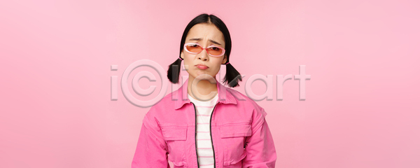 슬픔 동양인 성인 성인여자한명만 여자 한명 JPG 포토 해외이미지 분홍색배경 상반신 서기 선글라스 찡그림 표현