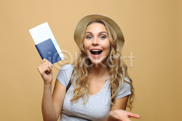 성인 성인여자한명만 여자 한명 JPG 포토 해외이미지 들기 모자(잡화) 베이지색배경 상반신 여권 여행 응시 티켓 항공권