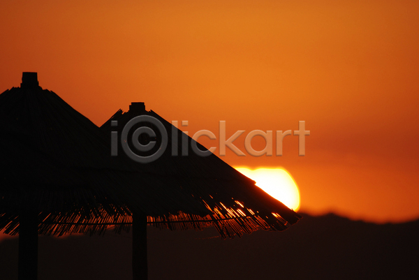 사람없음 JPG 실루엣 포토 해외이미지 바다 야외 일출 태양 파라솔 풍경(경치) 하늘