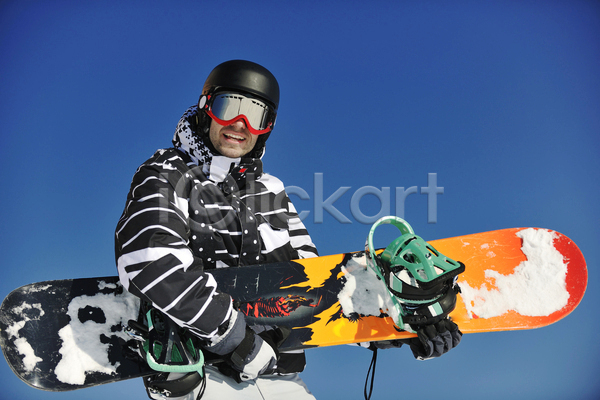 남자 성인 성인남자한명만 한명 JPG 앞모습 포토 해외이미지 겨울스포츠 들기 상반신 스노우보더 스노우보드 스키복 야외 주간 하늘