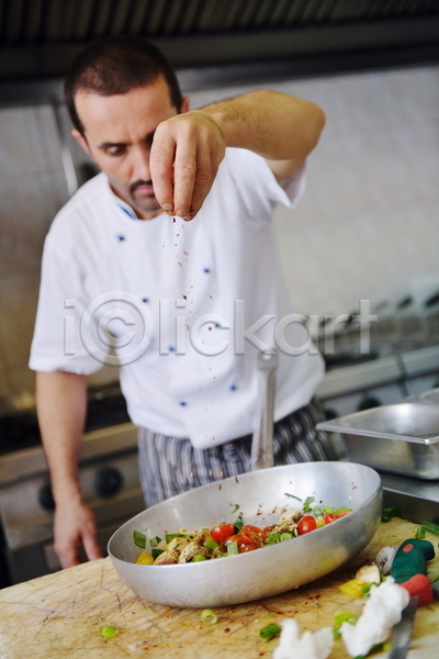 남자 성인 성인남자한명만 한명 JPG 앞모습 포토 해외이미지 뿌리기 상반신 식재료 실내 요리 요리사 음식 조미료 주방