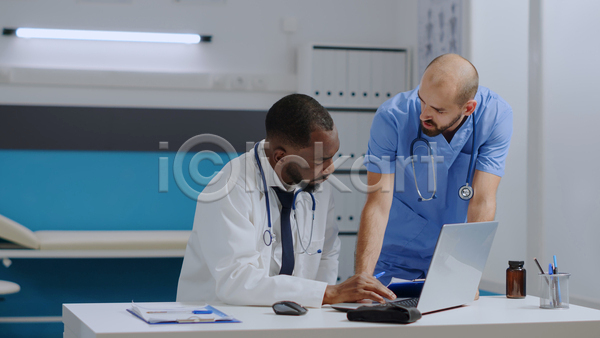 남자 백인 성인 성인남자만 흑인 JPG 앞모습 옆모습 포토 해외이미지 노트북 상반신 실내 의료진 의사 회의