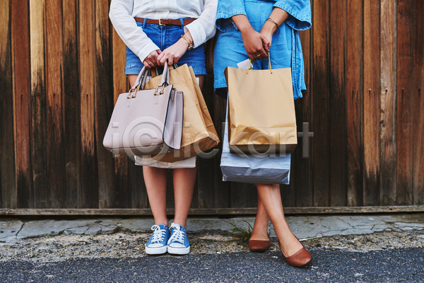 우정 즐거움 함께함 두명 성인 성인여자만 여자 JPG 앞모습 포토 해외이미지 가방 다리꼬기 서기 쇼핑 쇼핑백 야외 주간 친구 하반신