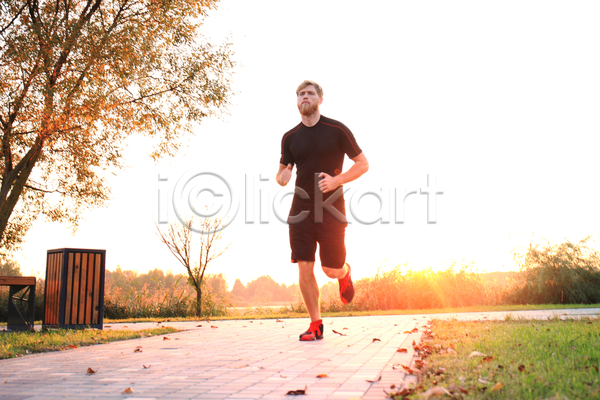 남자 백인 성인 성인남자한명만 한명 JPG 포토 해외이미지 공원 달리기 달리기선수 라이프스타일 마라톤 야외 전신 조깅 햇빛