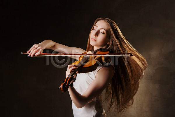 백인 성인 성인여자한명만 여자 한명 JPG 옆모습 포토 해외이미지 갈색배경 눈감음 들기 바이올리니스트 바이올린 상반신 실내 연주