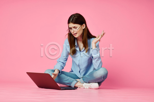 황당 백인 성인 성인여자한명만 여자 한명 JPG 앞모습 포토 해외이미지 노트북 분홍색 안경낌 앉기 전신 컴퓨터