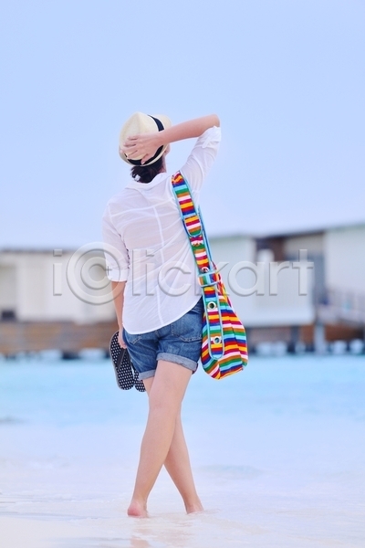 여유 휴식 성인 성인여자한명만 여자 한명 JPG 뒷모습 아웃포커스 포토 해외이미지 걷기 들기 모자(잡화) 바캉스 야외 여름(계절) 여름휴가 여행 잡기 전신 주간 쪼리 해변 혼여족 혼자 혼행