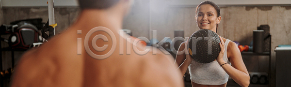 도움 남자 두명 백인 JPG 포토 해외이미지 강사 건강 공 교실 근육 기차 날씬함 노력 던지기 라이프스타일 레깅스 미소 바디케어 스포츠 신체 실내 에너지 연습 운동 운동복 운동화 잡기 장비 체육관 탈의 해외포토 힘