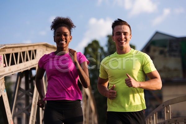 함께함 행복 남자 두명 백인 성인 성인만 여자 흑인 JPG 포토 해외이미지 달리기 달리기선수 라이프스타일 마라톤 상반신 아침 야외 조깅 커플