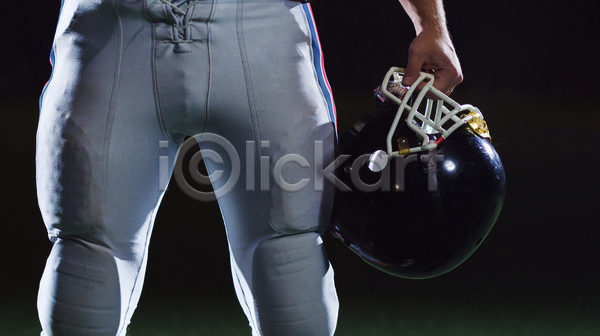 남자 성인 성인남자한명만 한명 JPG 앞모습 포토 해외이미지 검은배경 들기 미식축구 실내 풋볼선수 하반신 헬멧