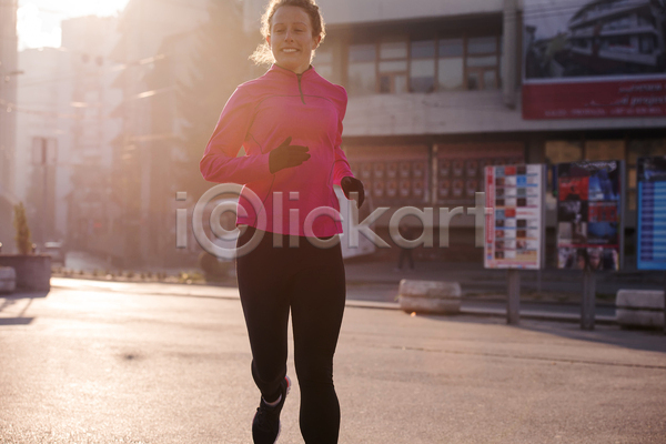 성인 성인여자한명만 여자 한명 JPG 앞모습 포토 해외이미지 거리 건강 건물 달리기 라이프스타일 러닝 마을 상반신 아침 야외 운동복 유산소운동 조깅 햇빛