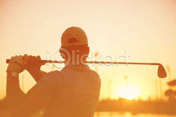 남자 성인 성인남자한명만 한명 JPG 뒷모습 아웃포커스 포토 해외이미지 골퍼 골프 골프채 상반신 야외 일몰 주간 하늘