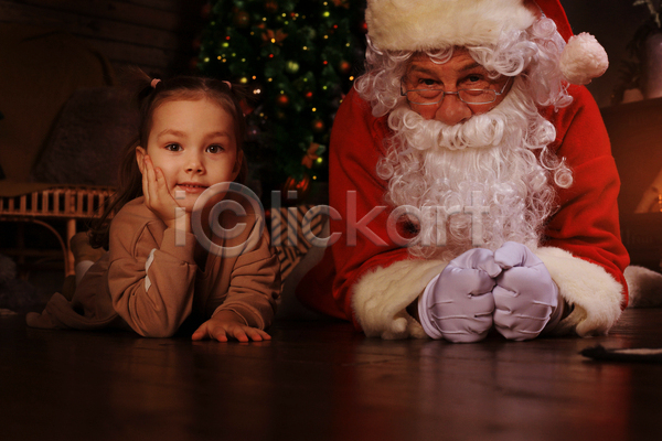 남자 노년 두명 소녀(어린이) 어린이 여자 JPG 앞모습 포토 해외이미지 산타클로스 상반신 실내 엎드리기 응시 크리스마스 턱괴기