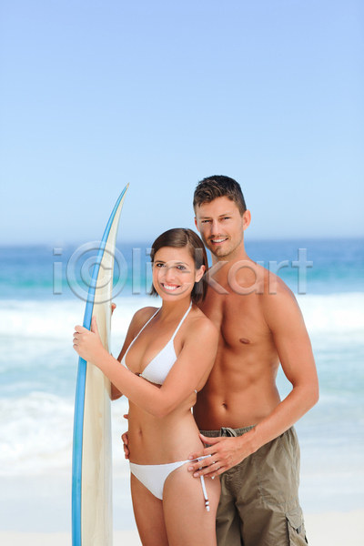 남자 두명 성인 성인만 여자 JPG 옆모습 포토 해외이미지 들기 바다 상반신 서기 서핑 서핑보드 수영복 야외 응시 잡기 주간 커플 해변