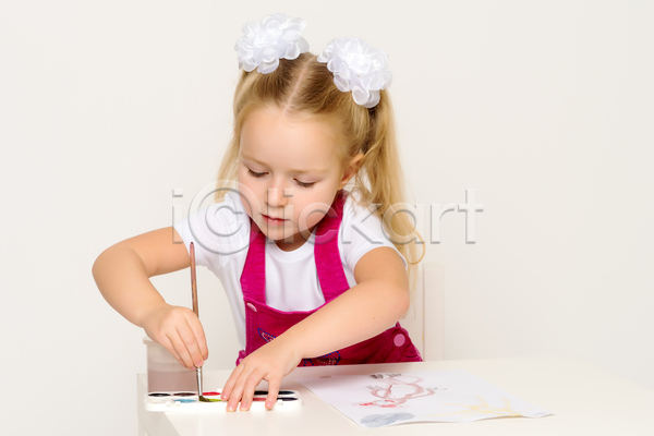 소녀(어린이) 소녀한명만 어린이 여자 한명 JPG 포토 해외이미지 그리기 그림 물감 미소(표정) 미술 백그라운드 붓 상반신 흰배경