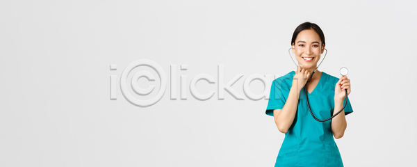 성인 성인여자한명만 여자 한명 JPG 앞모습 포토 해외이미지 간호사 들기 상반신 실내 의료진 의사 청진기 카피스페이스 흰배경