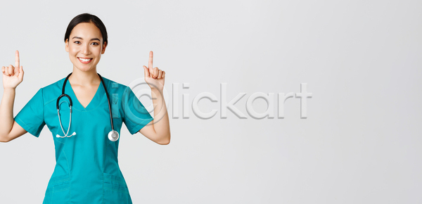 성인 성인여자한명만 여자 한명 JPG 앞모습 포토 해외이미지 가리킴 간호사 상반신 실내 의료진 의사 흰배경