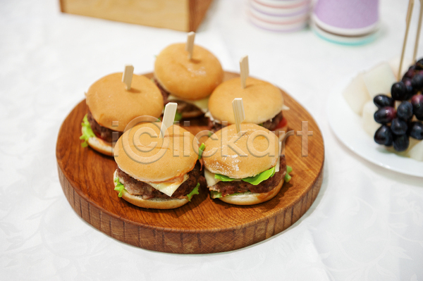 사람없음 JPG 포토 해외이미지 나무받침 미니 서양음식 실내 작음 햄버거 흰배경