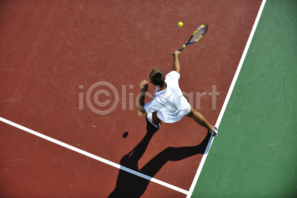 남자 성인 성인남자한명만 한명 JPG 뒷모습 포토 하이앵글 해외이미지 들기 서기 야외 전신 주간 치기 테니스 테니스라켓 테니스선수 테니스장