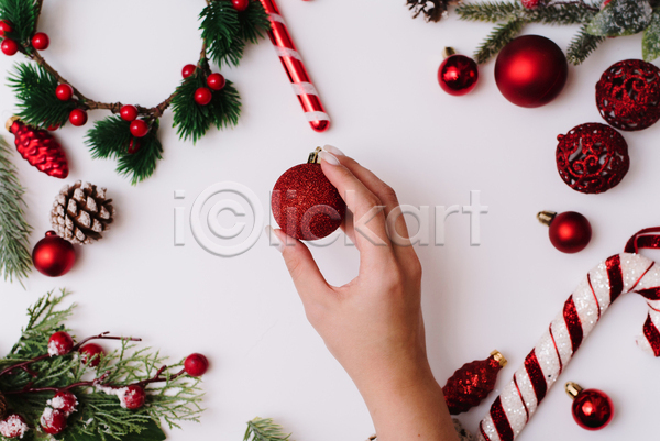 신체부위 JPG 포토 해외이미지 들기 손 실내 오너먼트 장식볼 크리스마스 크리스마스리스 크리스마스용품 흰배경