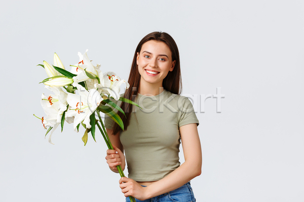 즐거움 행복 백인 성인 성인여자한명만 여자 한명 JPG 앞모습 포토 해외이미지 꽃 꽃다발 들기 상반신 실내 웃음 흰배경