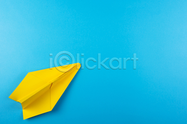 사람없음 JPG 포토 해외이미지 노란색 실내 종이 종이비행기 카피스페이스 파란배경 한개