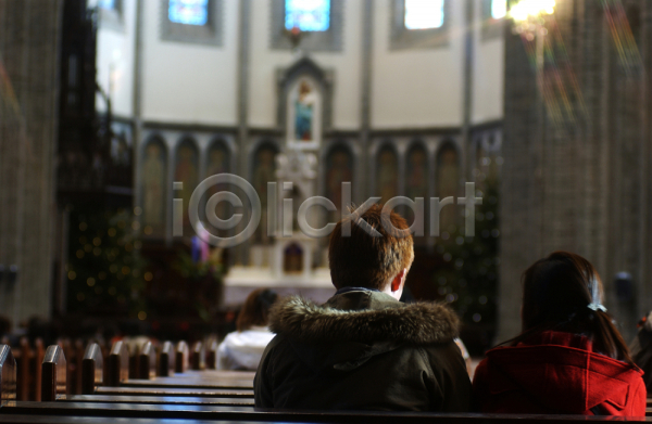 남자 두명 사람 여자 JPG 뒷모습 포토 건축 교회 기도 기독교 백그라운드 성당 실내 종교 종교건축 천주교 커플