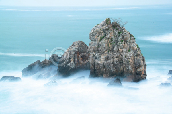사람없음 JPG 포토 하이앵글 항공촬영 돌(바위) 바다 바위(돌) 배경화면 백그라운드 섬 야외 자연 절벽 주간 파도 풍경(경치) 해변