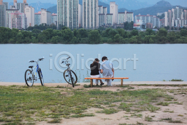 남자 두명 사람 여자 JPG 포토 강 강가 건물 건축 공원 교통 데이트 도시 빌딩 상업시설 앉기 야외 육상교통 자연 자전거 주간 커플 풍경(경치)