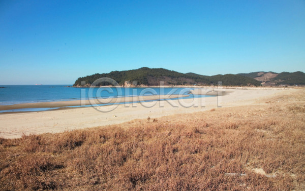 사람없음 JPG 포토 모래 모래사장 바다 배경화면 백그라운드 산 야외 자연 주간 초원(자연) 풍경(경치) 하늘 해변 휴양지