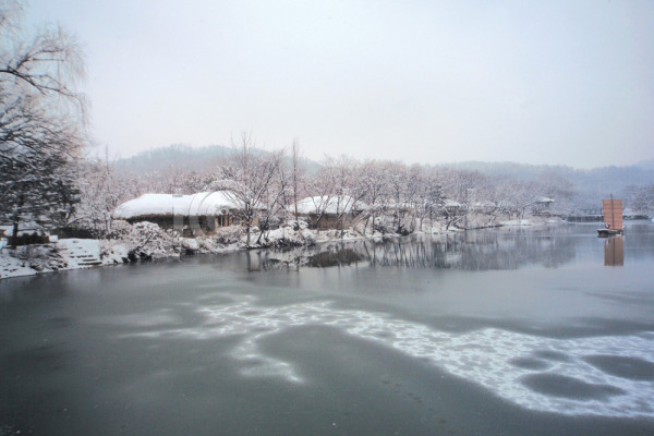 사람없음 JPG 포토 강 건축 겨울 계절 고건축 나무 눈(날씨) 마을 사계절 산 설경 식물 야외 자연 주간 초가집 풍경(경치) 하늘 한국 한국건축