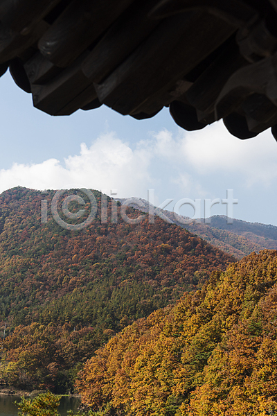 사람없음 JPG 실루엣 포토 가을(계절) 가을풍경 구름(자연) 기와지붕 산 야외 옥천 주간 지붕처마 하늘