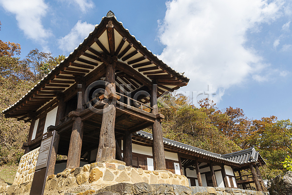 사람없음 JPG 로우앵글 포토 가을(계절) 가을풍경 구름(자연) 서당 야외 옥천 이지당 주간 하늘 한옥