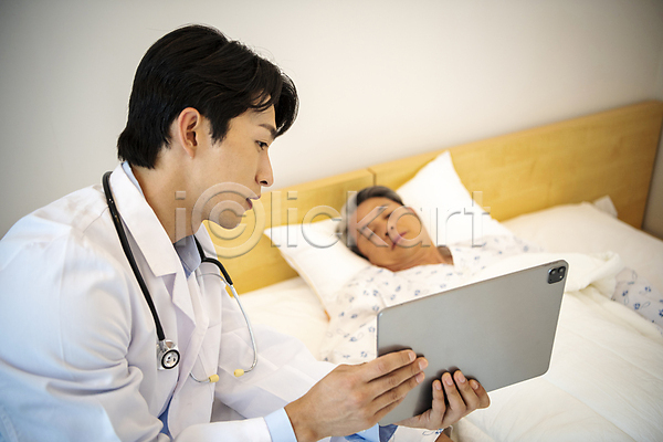 30대 60대 남자 남자만 노년 두명 성인 한국인 JPG 앞모습 옆모습 포토 노인요양 눕기 들기 말하기 보여주기 상반신 실내 실버라이프 요양 응시 의사 진료 태블릿 할아버지 환자 환자복
