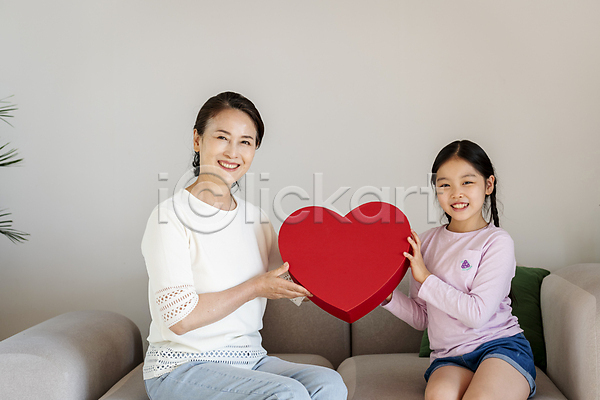 행복 화목 10대 60대 노년 두명 소녀(어린이) 어린이 여자 여자만 한국인 JPG 앞모습 옆모습 포토 가족 가족라이프 들기 미소(표정) 상반신 선물상자 손녀 실내 앉기 응시 하트상자 할머니