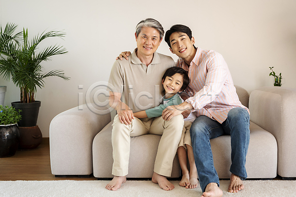 다정 행복 화목 30대 60대 남자 남자만 노년 성인 세명 소년 어린이 한국인 JPG 앞모습 포토 가족 가족라이프 맨라이프 미소(표정) 소파 손자 실내 아들 아빠 안기 앉기 어깨에손 응시 전신 할아버지