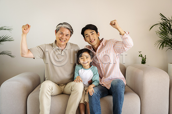 다정 행복 화목 30대 60대 남자 남자만 노년 성인 세명 소년 어린이 한국인 JPG 앞모습 포토 가족 가족라이프 맨라이프 미소(표정) 상반신 손들기 손자 실내 아들 아빠 앉기 응시 주먹 할아버지