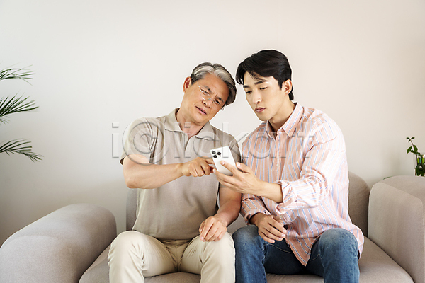 다정 혼란 화목 30대 60대 남자 남자만 노년 두명 성인 한국인 JPG 앞모습 포토 가리킴 가족 가족라이프 들기 맨라이프 부자(아빠와아들) 상반신 스마트폰 실내 아빠 안경낌 앉기 응시 찡그림 할아버지 헷갈림