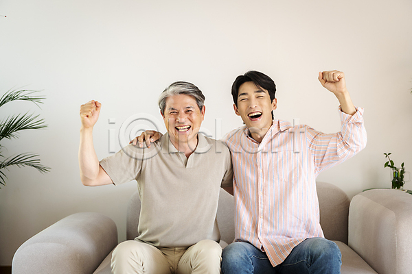 다정 행복 화목 30대 60대 남자 남자만 노년 두명 성인 한국인 JPG 앞모습 포토 가족 가족라이프 맨라이프 미소(표정) 부자(아빠와아들) 상반신 손들기 실내 아빠 앉기 어깨동무 웃음 주먹 할아버지