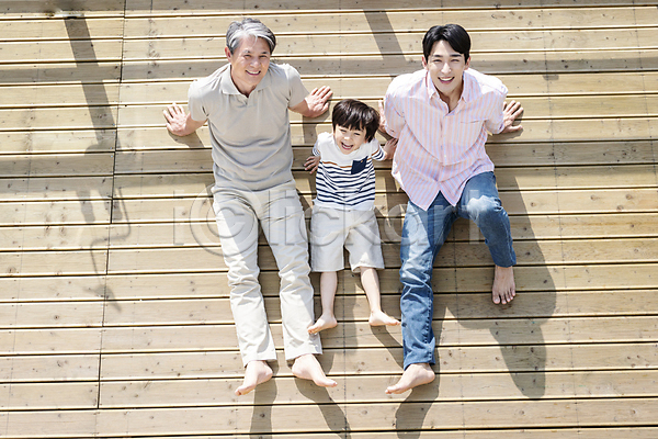 다정 행복 화목 30대 60대 남자 남자만 노년 성인 세명 소년 어린이 한국인 JPG 앞모습 포토 가족 가족라이프 나무바닥 미소(표정) 앉기 야외 올려보기 웃음 전신 주간
