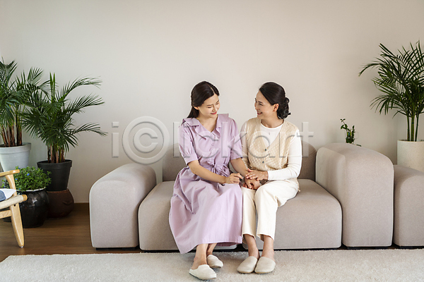 다정 행복 화목 30대 60대 노년 두명 성인 여자 여자만 한국인 JPG 앞모습 포토 가족 가족라이프 딸 모녀 미소(표정) 상반신 손잡기 실내 앉기 엄마 우먼라이프 웃음 응시 전신 할머니