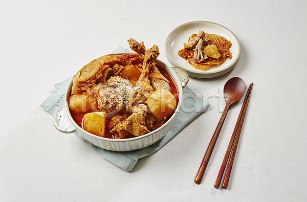 사람없음 JPG 포토 감자 닭고기 닭고기요리 닭볶음탕 매운맛 묵은지 수저 실내 흰배경