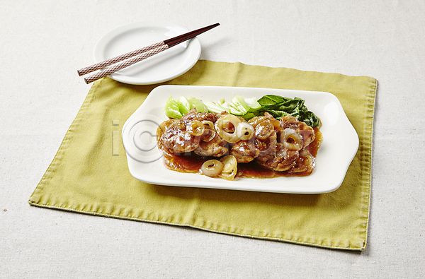 사람없음 JPG 포토 닭고기 닭고기요리 실내 접시 젓가락 조림 테이블매트 흰배경