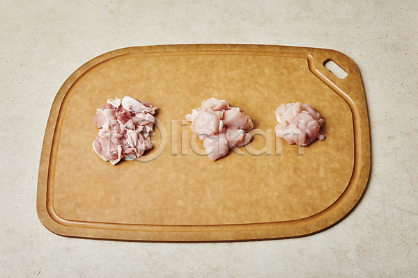 사람없음 JPG 포토 날것 닭가슴살 닭고기 닭다리 닭안심 도마(주방용품) 실내 안심 재료손질 회색배경