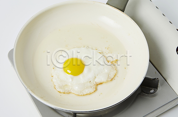 사람없음 JPG 포토 계란 계란프라이 반숙 반찬 버너 프라이 프라이팬 흰배경